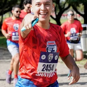 Atletas cruzando la meta de la Bimbo Global Race 2026