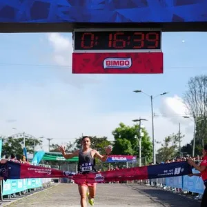 Participantes corriendo durante la Bimbo Global Race 2026 Colombia