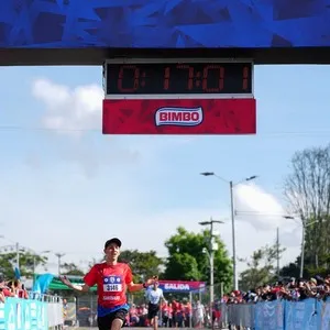 Corredores disfrutando el recorrido de la Bimbo Global Race en Bogotá