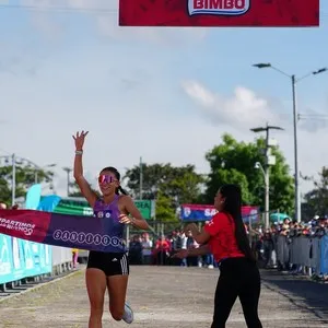 Salida de corredores en la Bimbo Global Race 2026 Colombia