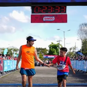 Corredores avanzando por las calles de Bogotá en la Bimbo Global Race