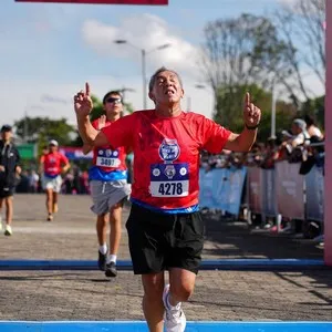 Grupo de corredores durante la carrera Bimbo Global Race 2026