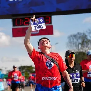Corredores cruzando la línea de llegada de la Bimbo Global Race