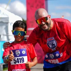 Celebración de participantes al finalizar la Bimbo Global Race 2026