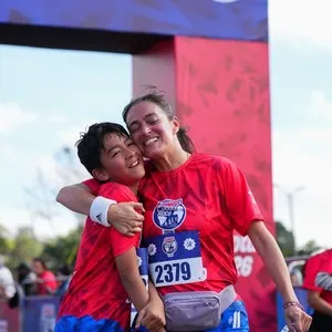 Corredor celebrando después de completar la Bimbo Global Race 2026