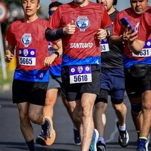 Corredores de diferentes edades durante la Bimbo Global Race