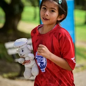 Público acompañando a los corredores de la Bimbo Global Race 2026