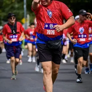 Corredores pasando por un punto de hidratación de la Bimbo Global Race