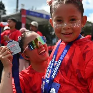 Participante recibiendo hidratación durante la Bimbo Global Race 2026