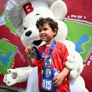 Equipo de apoyo atendiendo a corredores durante la Bimbo Global Race