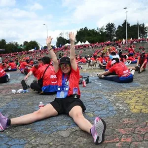Voluntarios apoyando a los participantes de la Bimbo Global Race Colombia