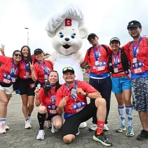 Corredores luciendo la camiseta oficial de la Bimbo Global Race 2026