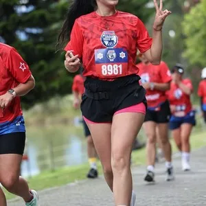 Ganadores celebrando en el podio de la Bimbo Global Race 2026