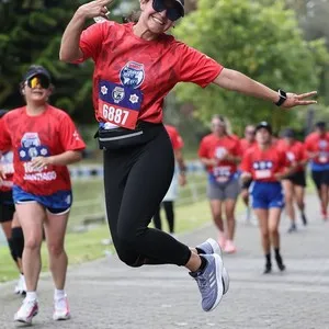 Corredores sonriendo durante el día de carrera Bimbo Global Race