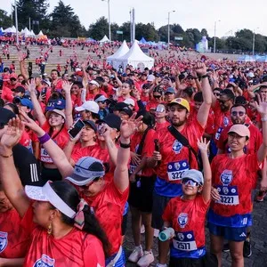 Participantes celebrando juntos al terminar la Bimbo Global Race