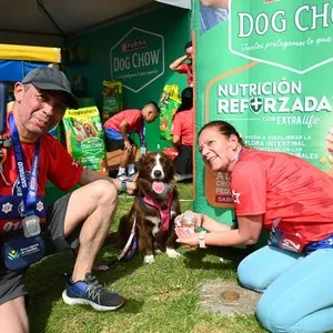 Dueños compartiendo con sus perros en DogShow