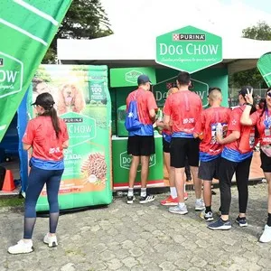 Mascotas y sus dueños compartiendo en la carrera