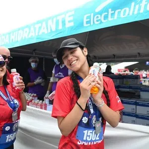 Atleta recibiendo Electrolife después de la carrera