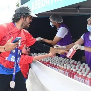 Personas compartiendo Electrolife al finalizar la carrera