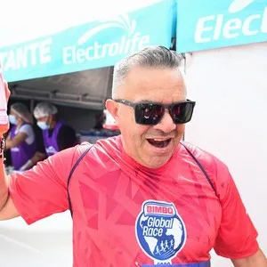 Participantes recuperándose con Electrolife después de la carrera
