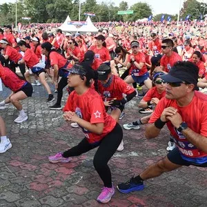 Participantes preparándose para correr en Bogotá