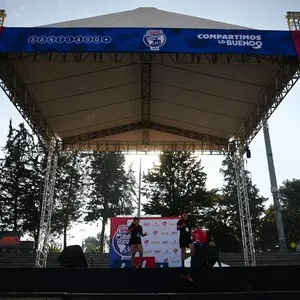 Participantes siguiendo las actividades en la tarima