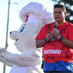 Presentadores animando a los participantes de la carrera