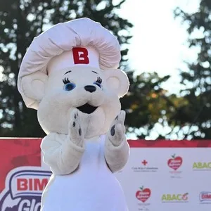 Participantes tomándose fotos con el Osito Bimbo