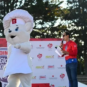 Corredores posando con el Osito Bimbo