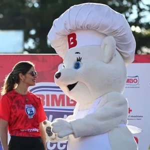 Familias tomándose fotos con el Osito Bimbo