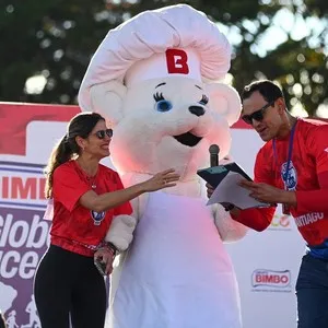 Participantes saludando al Osito Bimbo