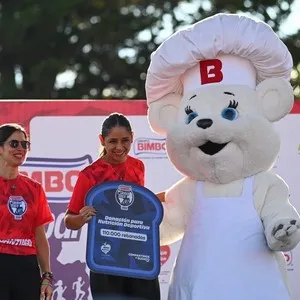 Corredores junto al Osito Bimbo antes de la carrera