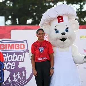 Corredores disfrutando la presencia del Osito Bimbo
