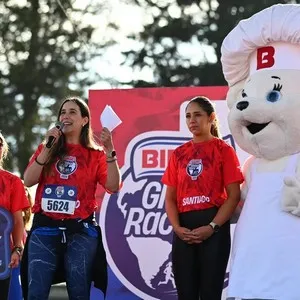 Osito Bimbo compartiendo con los participantes de la carrera