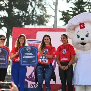 Participantes celebrando junto al Osito Bimbo