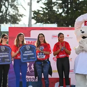 Corredores preparándose junto a sus amigos antes de la carrera