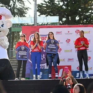 Participantes tomándose fotos antes de comenzar la carrera