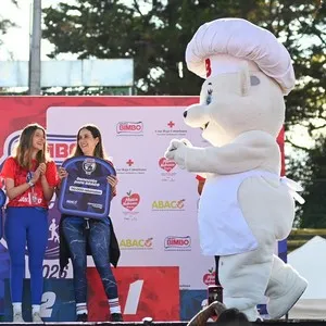 Participantes disfrutando las actividades previas a la carrera