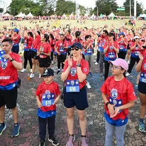 Participantes celebrando antes de iniciar la carrera