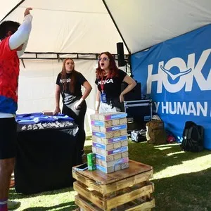 Corredores disfrutando el espacio de Hoka