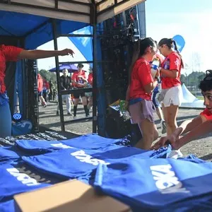 Participantes compartiendo en el stand de Hoka