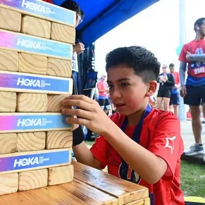 Corredores conociendo los productos de Hoka