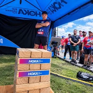 Corredores compartiendo con Hoka en la carrera