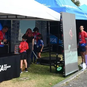 Hoka acompañando a los participantes de la Bimbo Global Race