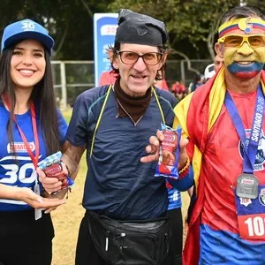 Corredores visitando el stand de Bimbo