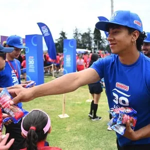 Familias celebrando junto a Bimbo en la carrera