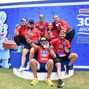 Participantes celebrando los 30 años de Bimbo