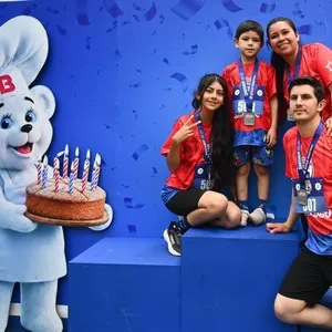 Familias disfrutando el stand de Bimbo