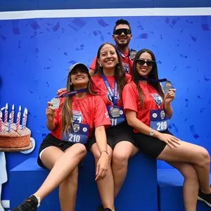 Personas reunidas en el stand de Bimbo