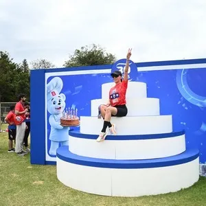 Participantes celebrando junto a Bimbo en la carrera